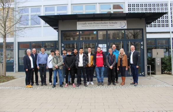 Schüler der HTL-Wien West mit Lehrern vor dem Gebäuder der Schule